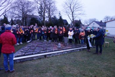 Blumenniederlegung des Vereins „Gedenktag 2. April“ am Mahnmal auf dem Appellplatz des ehemaligen KZ Niederhagen in der Ahornstraße